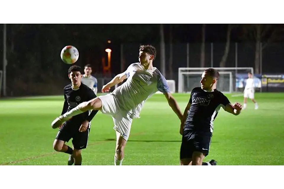 In der abgelaufenen Saison standen sich die TSG Bretzenheim (vorne links: Johannes Gehrling) und der VfB Bodenheim (rechts: Nils Schäfer) in der Verbandsliga gegenüber. Nach dem gemeinsamen Abstieg sehen sich die Vereine in der Landesliga wieder. Archivfoto: Kristina Schäfer In der abgelaufenen Saison standen sich die TSG Bretzenheim (vorne links: Johannes Gehrling) und der VfB Bodenheim (rechts: Nils Schäfer) in der Verbandsliga gegenüber. Nach dem gemeinsamen Abstieg sehen sich die Vereine in der Landesliga wieder. Archivfoto: Kristina Schäfer