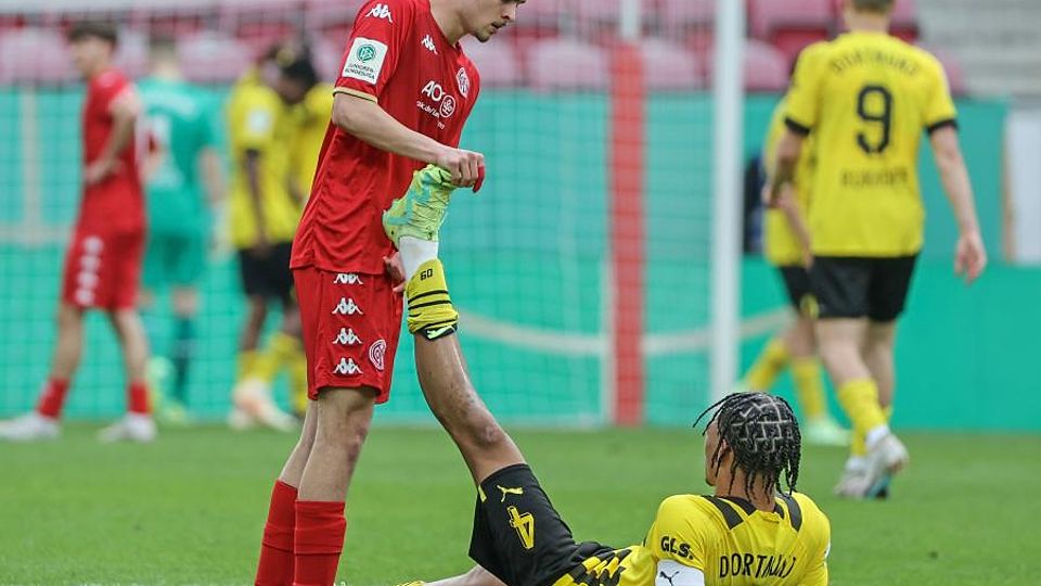 120 Minuten Pokalfight gegen Dortmund. Da hilft der eingewechselte Dennis Azakir auch seinem Borussia-Gegenspieler beim Krampflösen.	  	Foto: Frank Heinen/rscp