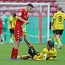 120 Minuten Pokalfight gegen Dortmund. Da hilft der eingewechselte Dennis Azakir auch seinem Borussia-Gegenspieler beim Krampflösen.	  	Foto: Frank Heinen/rscp