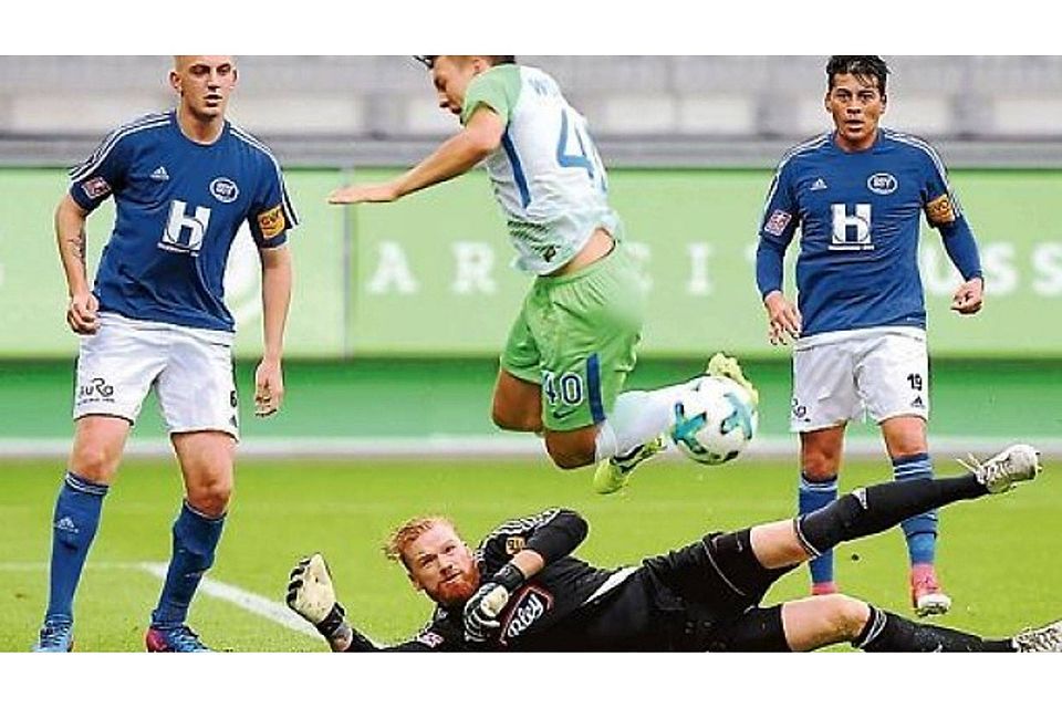 Abgeräumt: Jeddelohs Torhüter Christian Meyer kam gegen Wolfsburgs Julian Justvan zu spät. Die Verteidiger Michel Leon Hahn (links) und Maycoll Smith Canizalez konnten nicht mehr eingreifen.