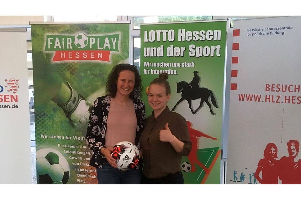 Für die FSG Lautertal nahmen Katharina Hartmann und Jessica Rockel (von links) die Ehrgaben entgegen. 	Foto: Yüksel
