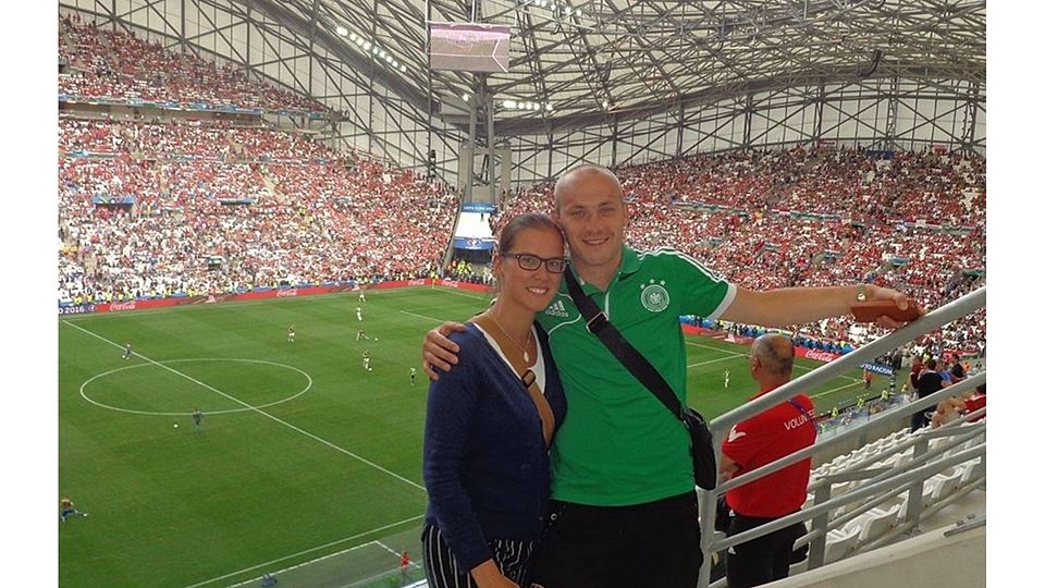 Hier wird für André Peukert ein Kindheitstraum wahr: Besuch eines Fußballspiels im Stadion von Marseille! Wegen seiner Bauweise fasziniert ihn dieses Stadion seit Jahren. Seine Verlobte Tina Rothermel ist ebenfalls begeistert.