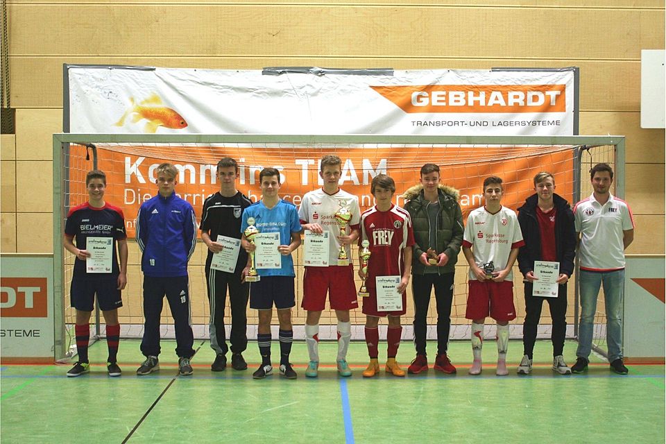 Die Mannschaftskapitäne des überregionalen U17-Gebhardt-CHAMpions-Cup 2015 mit Turnierorganisator Andreas Klebl (re.)