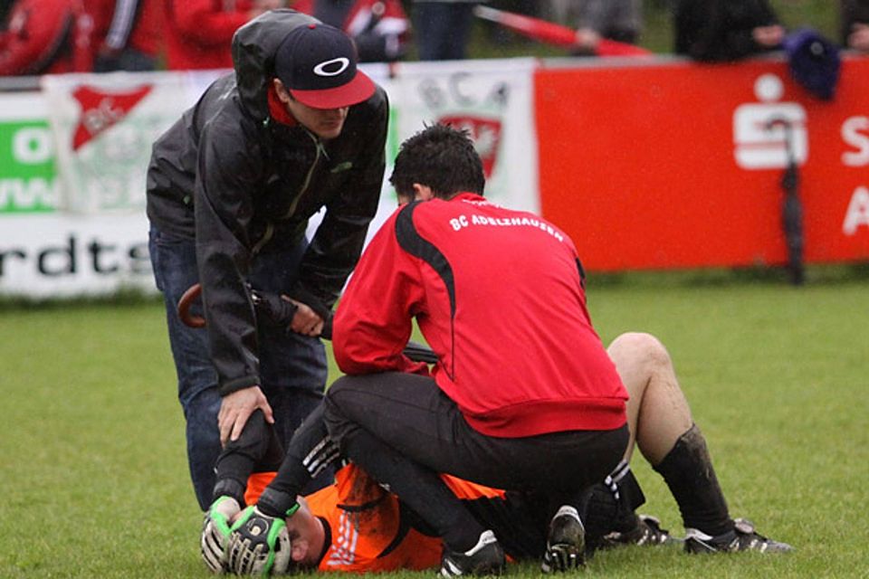 Tief enttäuscht sank Adelzhausens Torhüter Jürgen Dumbs nach dem Spiel zu Boden.  Foto: Reinhold Rummel