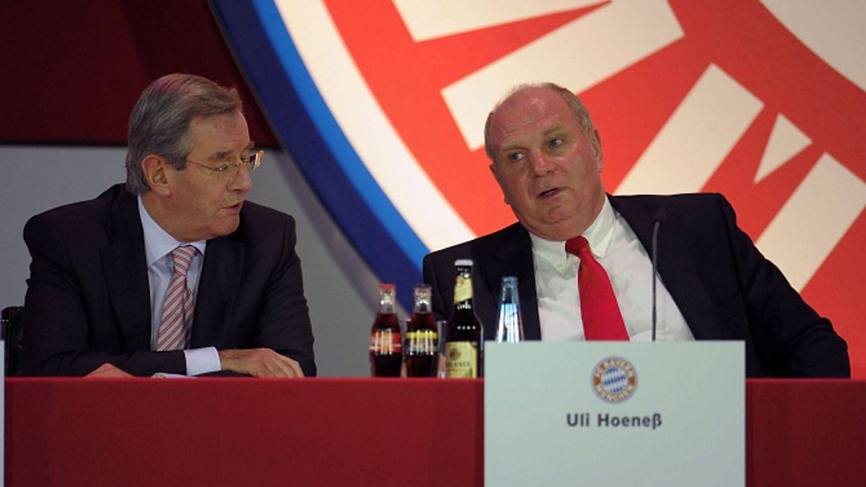Karl Hopfner (r.)ist Vorsitzender des FC Bayern Hilfe eV. Uli Hoeneß ist Hopfners Stellvertreter.  MIS / Bernd Feil/M.i.S.