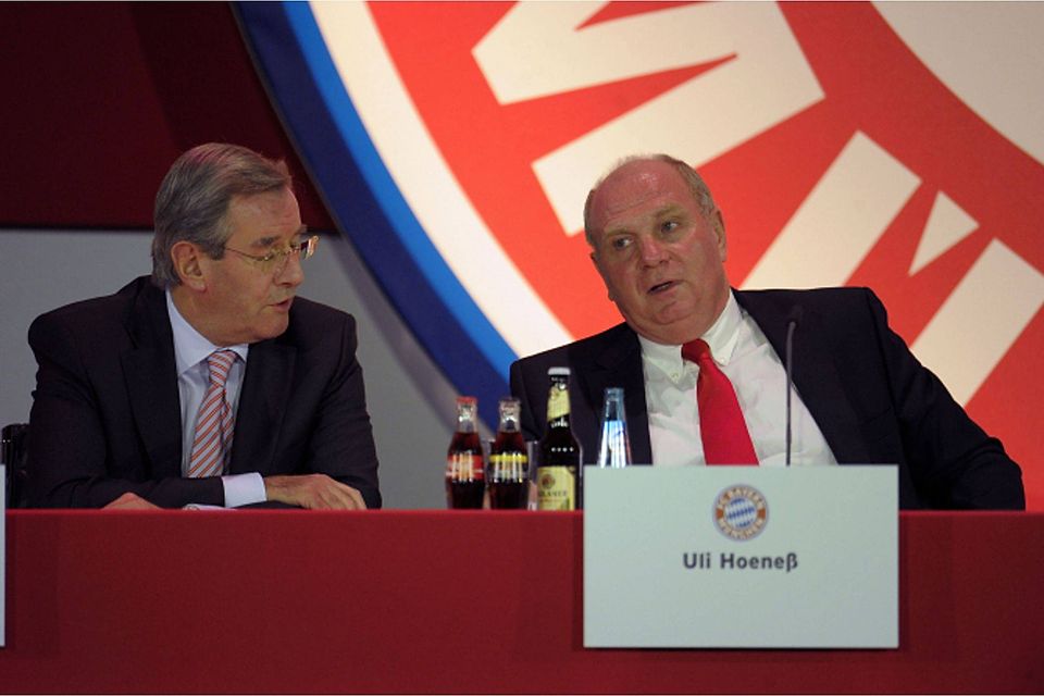 Karl Hopfner (r.)ist Vorsitzender des FC Bayern Hilfe eV. Uli Hoeneß ist Hopfners Stellvertreter.  MIS / Bernd Feil/M.i.S.