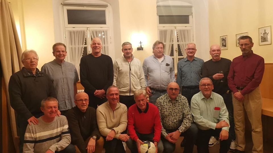 Die Meistermannschaft des TuS Neu-Bamberg aus dem Jahr 1984 feiert mit Erfolgstrainer Erich Volz seinen 80. Geburtstag.