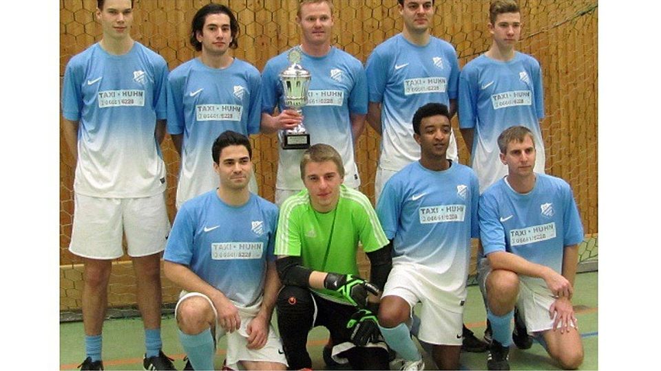 Die siegreiche Mannschaft des SV Herolz bejubelt den Turniersieg beim Vogelsberg-Cup des SV Birstein.	Foto: red