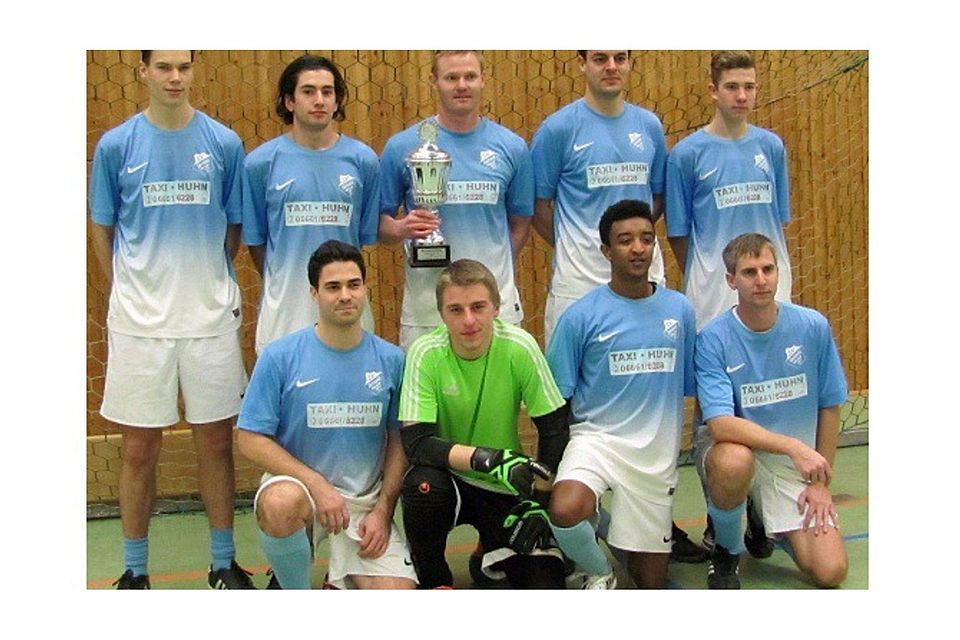 Die siegreiche Mannschaft des SV Herolz bejubelt den Turniersieg beim Vogelsberg-Cup des SV Birstein.	Foto: red