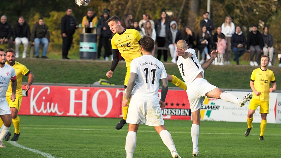 Die spielentscheidende Szene: Lukas Hummel (Mitte; gelbe Spielkleidung) köpft zum 2:1-Siegtreffer des FC Lauingen im Stadtduell gegen Türk Gücü Lauingen ein