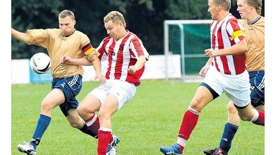 So war es damals: Viele Zweikämpfe prägten das Spiel des SV Atter gegen Piesberg: Hier setzt sich der Pyer Kapitän Bastian Vietz (am Ball) gegen Atter-Stürmer Sergej Ostertag durch. Foto: Egmont Seiler