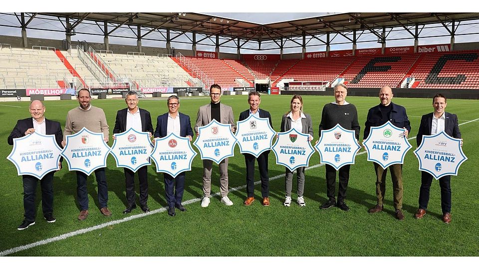 Gemeinsam für die nächste Generation (von links): BFV-Schatzmeister Jürgen Faltenbacher, Michael Ströll (Geschäftsführer FC Augsburg), Herbert Hainer (Präsident FC Bayern München), Stefan Heim (Vorstand Finanzen 1. FC Nürnberg), Philipp Hausner (Geschäftsführer SSV Jahn Regensburg), Gernot Mang (Präsident TSV 1860 München), Sabine Düll (Presse und Akkreditierungen 1. FC Schweinfurt 05), Dietmar Beiersdorfer (Geschäftsführer FC Ingolstadt 04) , Holger Schwiewager (Geschäftsführer SpVgg Greuther Fürth) und BFV-Präsident Christoph Kern.