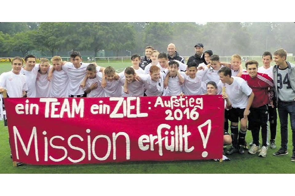Diese jungen Fußballer der B-Jugend des Heiligenhauser SV nutzten ihre Chance über die Relegation. Ihr Zusammenhalt ist ihr größter Trumpf. Foto: Heiligenhauser SV