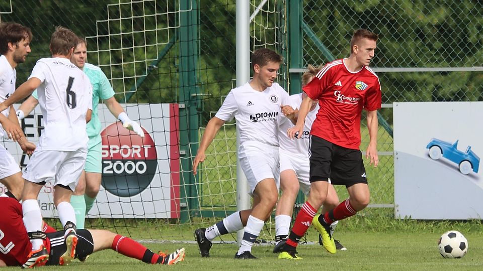 Kein Durchkommen gab‘s für die SG Apfeldorf/Kinsau (in Rot) in ihrem ersten Ligaspiel. Burggen/Bernbeuren setzte sich 2:0 durch.