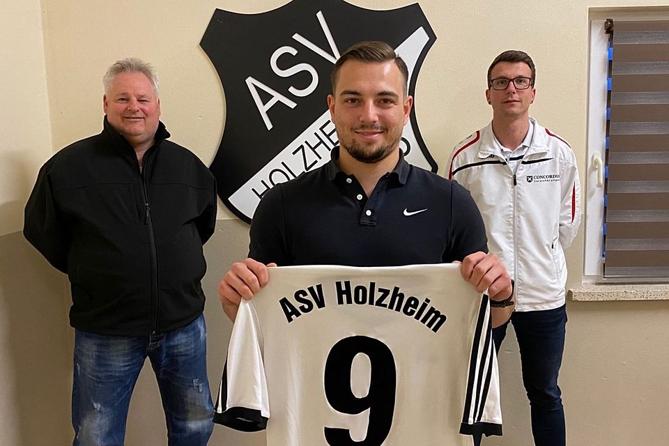 Fabian Stegerer (Mitte) wird der neue Co-Trainer in Holzheim. Mit am Bild Abteilungsleiter Felix Igl (rechts) und Chefcoach Willi Petz.