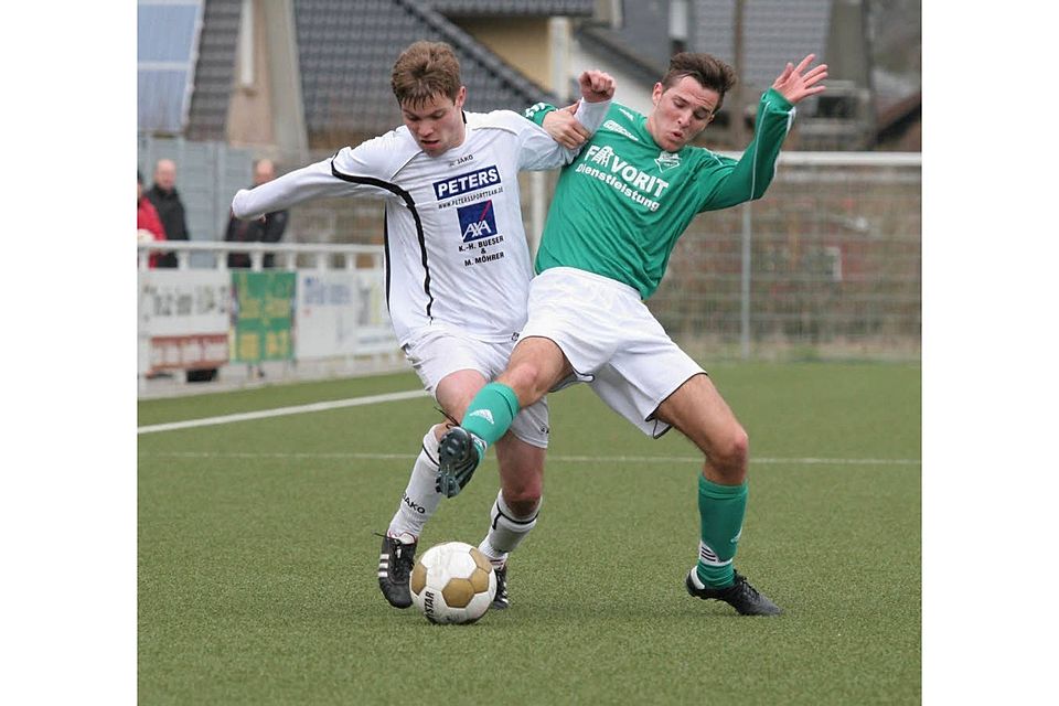 Seine beiden Treffer reichten nicht aus, um aus Niederau etwas mitzunehmen: Nierfelds Michael Jansen (l.).  Foto: Brackhagen