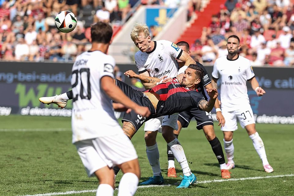 4. Spieltag, 2:1 in Ingolstadt: Beim Stand von 2:0 geht Testroet nach Schifferls Zupfer zu Fall – und trifft vom Punkt.