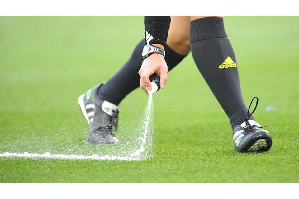 Das Freistoß-Spray kommt nach der Winterpause auch in der Regionalliga Bayern zum Einsatz.   Foto: FIFA