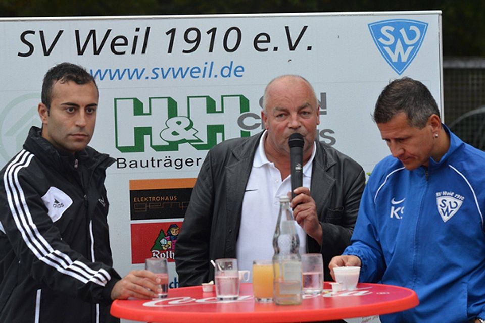 Trainer im Gespräch: Laufenburgs Coach  Erkan Aktas (links)  mit seinem Weiler Kollegen Kurt Schwald (rechts), hier moderiert vom 2.  SVW-Vorsitzenden Bernd Vogtsberger   | Foto: Uwe Rogowski