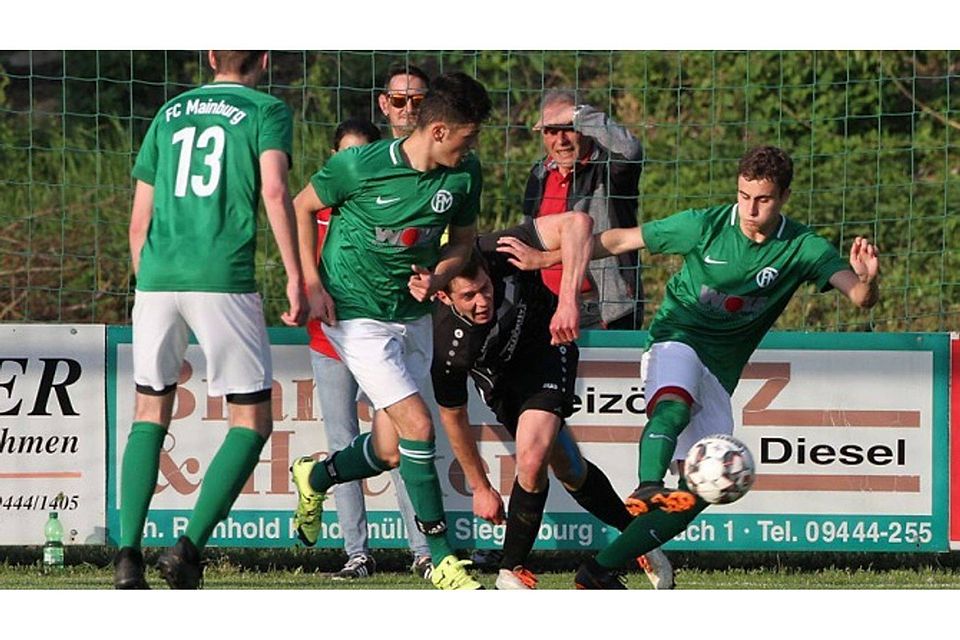 Der FC Mainburg (grüne Trikots) kegelte den FC Laimerstadt aus dem Wettbewerb  F: Grasl