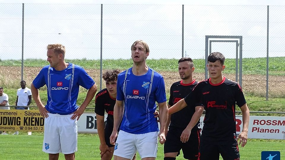 Johannes Zelzer (rechts in blau) sorgte mit dem späten Tor für den Ausgleich der Roosters