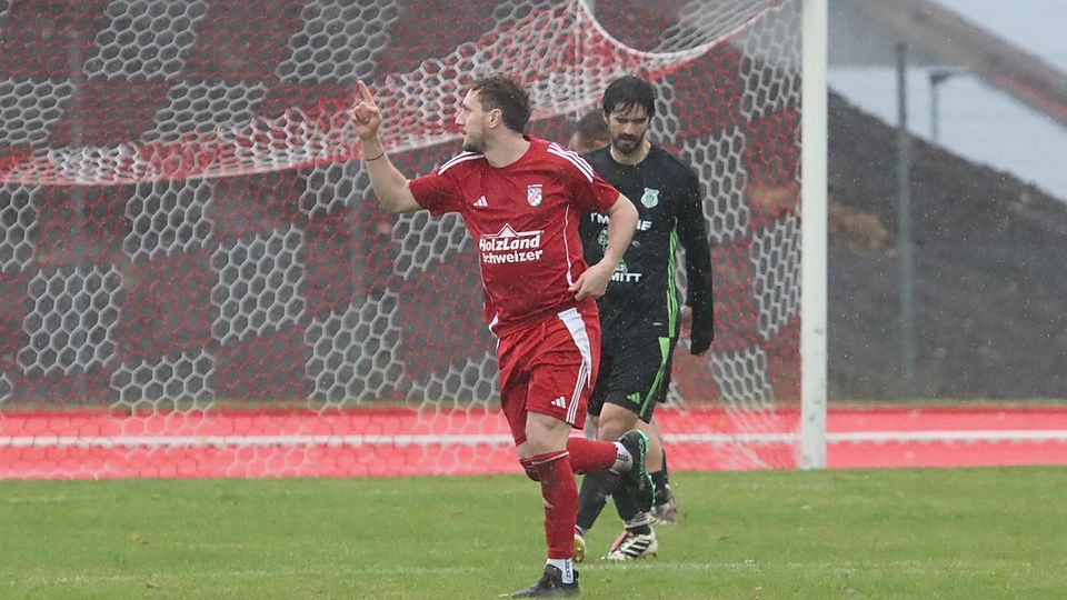 Früher Jubel hier, frühe Ernüchterung dort: Peitings Florian Meier freut sich über das 1:0. Altenstadts Simon Schmitt blickt enttäuscht zu Boden.