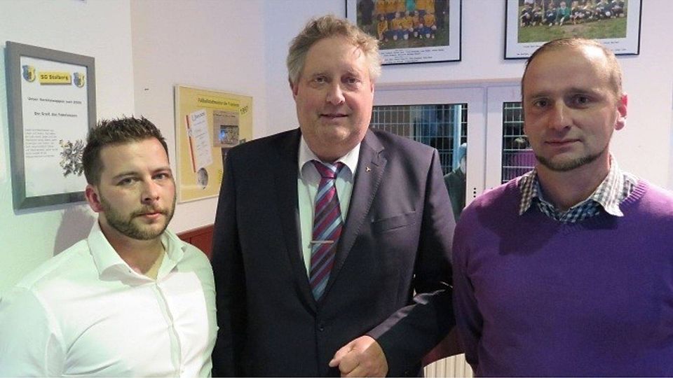 Vorsitzender Axel Wirtz (Mitte) gratuliert Daniel Lowis (links) und Roland Wirth (rechts).