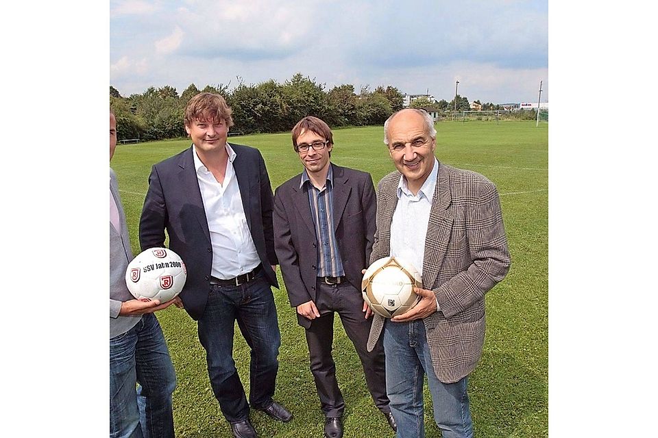 Da zogen sie noch alle an einem Strang: Jahn-Chef Ulrich Weber (links) und die beiden Geschäftsführer Johannes Baumeister (Mitte) und Franz Gerber. Mittlerweile ist Gerber entlassen und auch Baumeister wird für eine Personalentscheidung vom Boss öffentlich kritisiert.  Foto: altrofoto.de