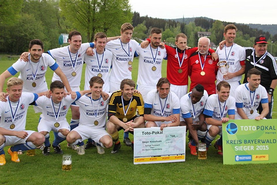 Titel verteidigt: der FC Sturm Hauzenberg darf auch 2015 den Kreispokalsieg bejubeln. F: Steinert