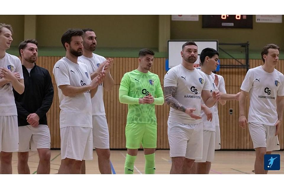 In der Vorrunde der Bürstädter Hallenfußball-Stadtmeisterschaft taten sich die Fußballer der FSG Riedrode noch schwer beim 1:0-Sieg gegen Eintracht Bürstadt. Im Finale fiedelte der Gastgeber den Titelverteidiger aber mit 8:1 ab. Foto: Sandra Ruppert/fupa In der Vorrunde der Bürstädter Hallenfußball-Stadtmeisterschaft taten sich die Fußballer der FSG Riedrode noch schwer beim 1:0-Sieg gegen Eintracht Bürstadt. Im Finale fiedelte der Gastgeber den Titelverteidiger aber mit 8:1 ab. Foto: Sandra Ruppert/fupa