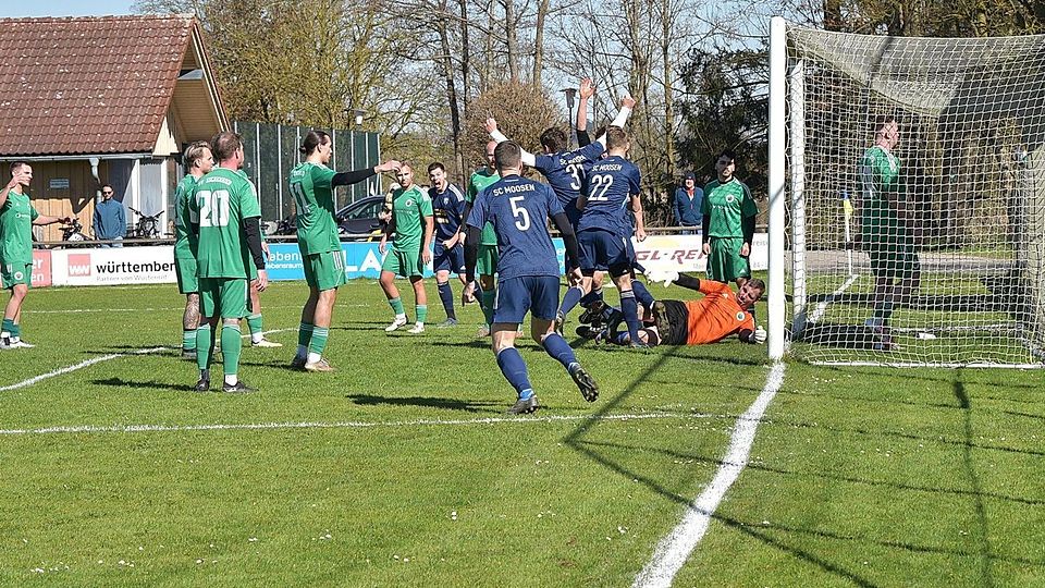 Gästefrust: Während Moosens Torschütze zum 2:0, Thomas Forsthuber, in der blauen Jubeltraube verschwindet, ist Eichenrieds Keeper Jörg Siller (liegend) genauso bedient wie der Rest der Truppe in Grün.