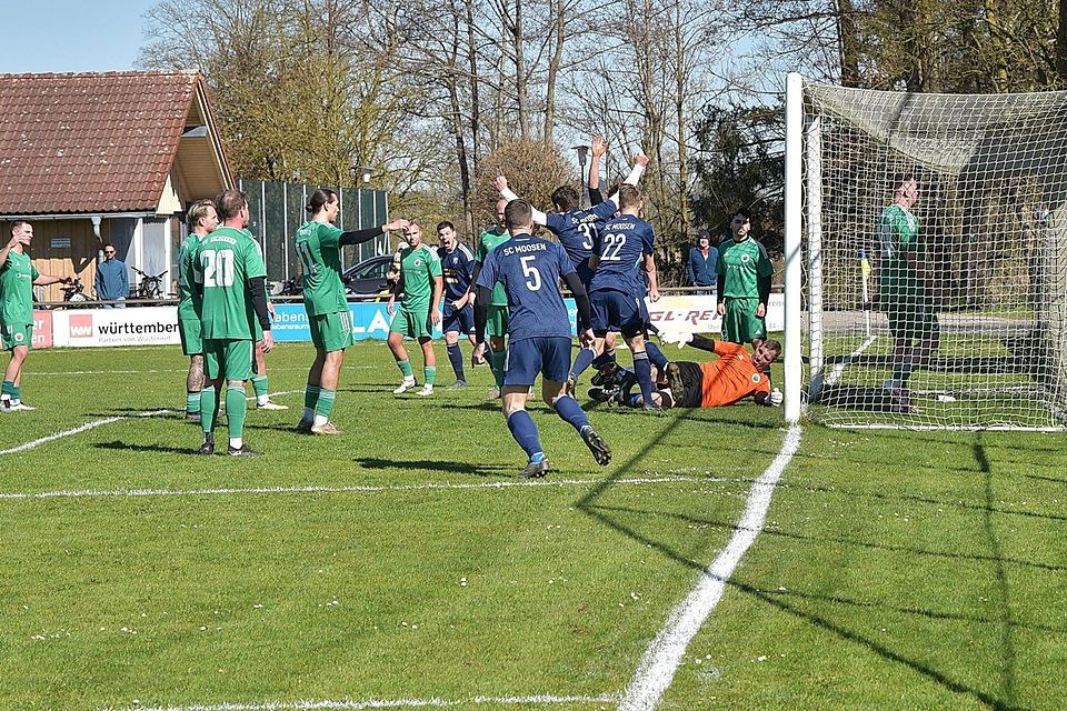 Gästefrust: Während Moosens Torschütze zum 2:0, Thomas Forsthuber, in der blauen Jubeltraube verschwindet, ist Eichenrieds Keeper Jörg Siller (liegend) genauso bedient wie der Rest der Truppe in Grün. Gästefrust: Während Moosens Torschütze zum 2:0, Thomas Forsthuber, in der blauen Jubeltraube verschwindet, ist Eichenrieds Keeper Jörg Siller (liegend) genauso bedient wie der Rest der Truppe in Grün.