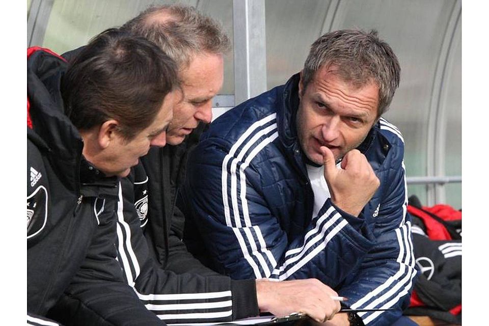 Die Trainerbank im Stadion Wetzlar ist U17-Coach Christian Wück (rechts) bestens bekannt. Im November 2013 trug die deutsche Mannschaft in Wetzlar ein Freundschaftsspiel gegen Spanien (1:1) aus. Foto: Bär