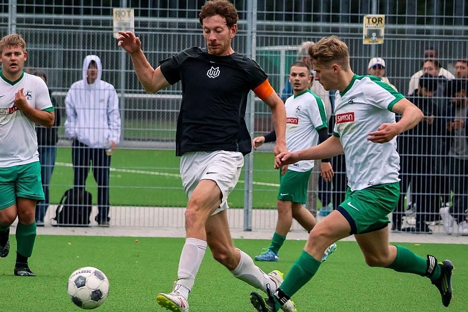 Trotz einer 0:2-Niederlage in Hinspiel glaub der Lenggrieser SC (weiß) an ein Comeback gegen den SV München West (schwarz). Trotz einer 0:2-Niederlage in Hinspiel glaub der Lenggrieser SC (weiß) an ein Comeback gegen den SV München West (schwarz).