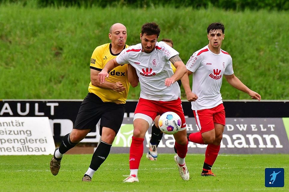 René Schröder (am Ball) half der Gundelfinger U23 mit seiner Routine beim 4:0-Sieg gegen den SV Neuburg/Kammel (links Kevin Grüner). Rodrigo Pinto Pires (rechts) steuerte ein Tor und eine Vorlage zum Sieg bei.
