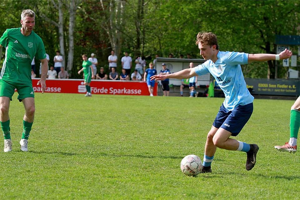 Benedikt Klose (Suchsdorfer SV) kappt ab gegen Mathias Ruske (TSV Gremersdorf).