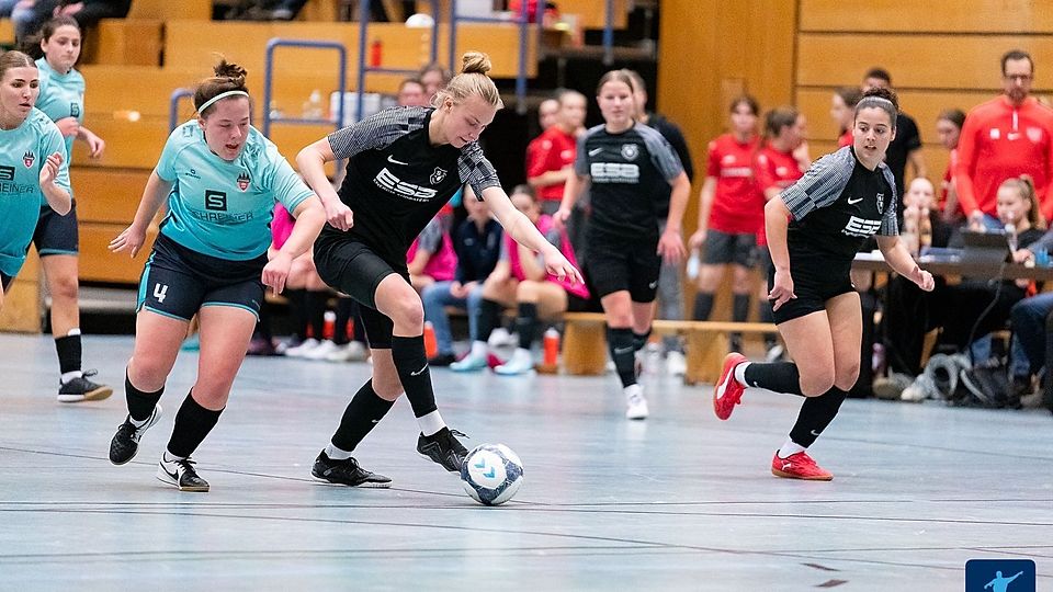 Der SV Frauenbiburg (schwarze Trikots) zählt auch in dieser Hallensaison zu einem der Favoriten.