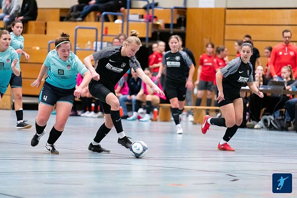 Der SV Frauenbiburg (schwarze Trikots) zählt auch in dieser Hallensaison zu einem der Favoriten.