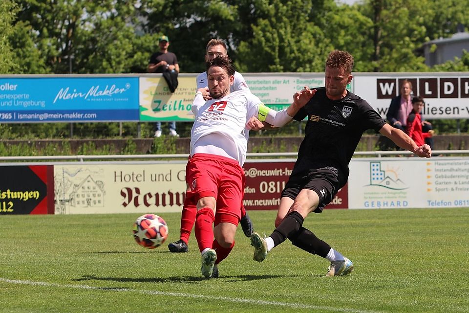 VfB Hallbergmoos-Goldach - TuS Geretsried 0:2 (0:1). Thomas Puscher (re.) erzielt gegen VfB-Kapitän Christoph Mömkes die 1:0-Führung für Geretsried. Foto: Rudi Stallein