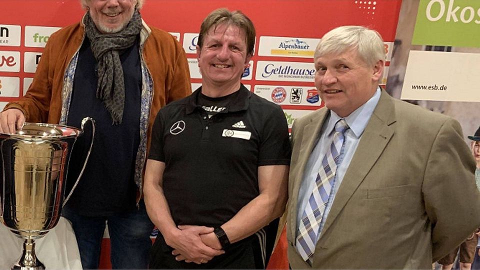 Unter Aufsicht von Zugspitz-Jugendleiter Martin Kölbl (l.), Ammersee-Gruppenleiter Walter Huppmann (m.) und DFB-Stützpunkt-Trainer Hermann Schöpf (r.) wurde die Vorrunde ausgelost. Auch dabei waren Merkur-CUP-Chef Uwe Vaders und sein Technik-Leiter Torsten Horn. (beide nicht im Bild) weber