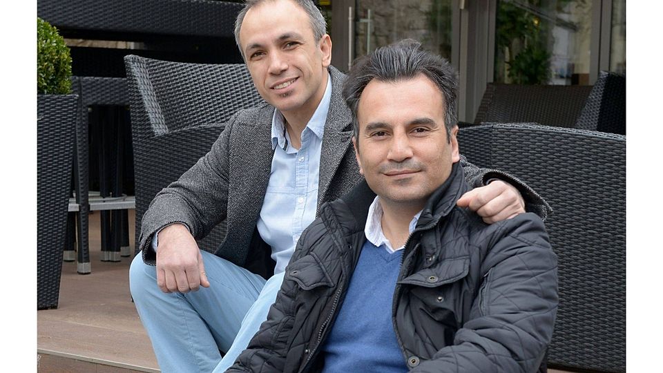 Mit Galatasaray Bremerhaven wollen Cuma Kara (links) und Mehmet Dogan sportlichen Erfolg und Integration            verbinden. Der neue Fußball-Verein hat schon knapp 50 Mitglieder. Schimanke