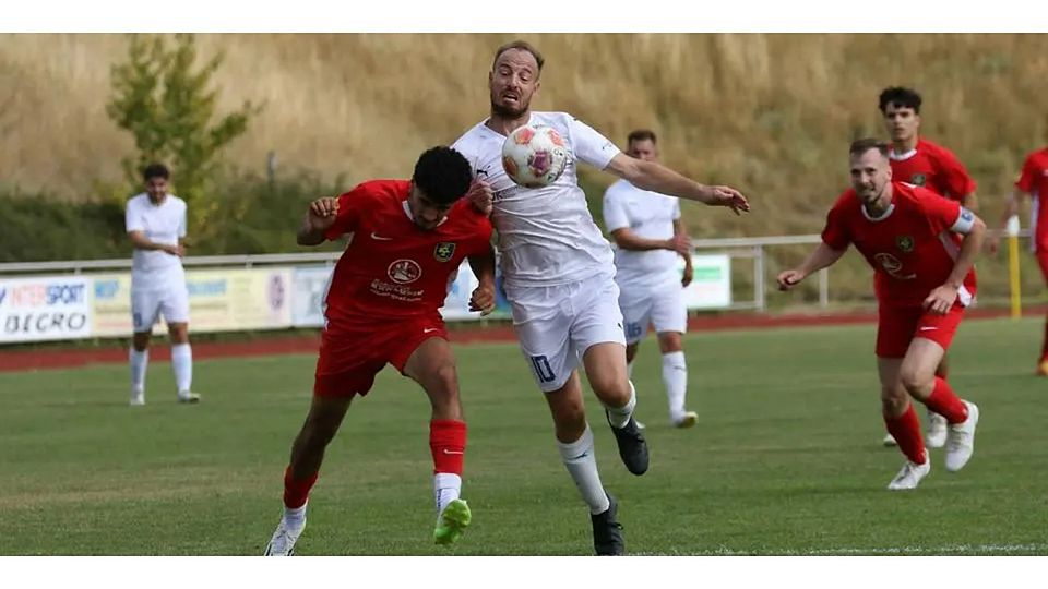 Nicht nur beim 2:3 gegen den aktuellen Spitzenreiter TuS Hornau (hier ist Spielertrainer Felix Baum auf dem Weg zum Anschlusstreffer) bewiesen die Breidenbacher ihre Verbandsligatauglichkeit. Soll die Hoffnung auf den Klassenerhalt weiterleben, muss aber endlich ein Sieg her. © Jens Schmidt