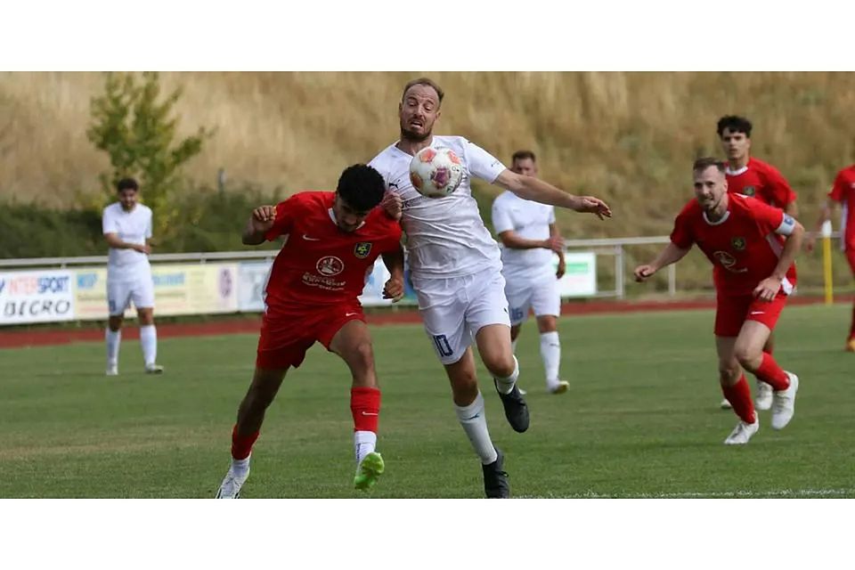 Nicht nur beim 2:3 gegen den aktuellen Spitzenreiter TuS Hornau (hier ist Spielertrainer Felix Baum auf dem Weg zum Anschlusstreffer) bewiesen die Breidenbacher ihre Verbandsligatauglichkeit. Soll die Hoffnung auf den Klassenerhalt weiterleben, muss aber endlich ein Sieg her. © Jens Schmidt