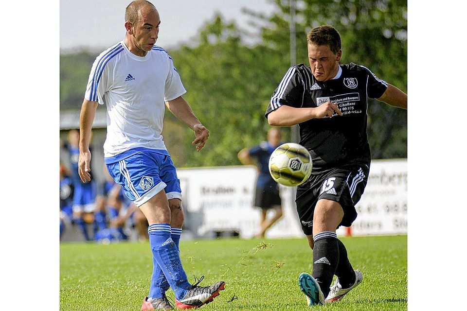 Angelns Danny Goos (li.) tippt auf ein 3:0 gegen Brunsbüttel. Foto: www.brarupsport.de