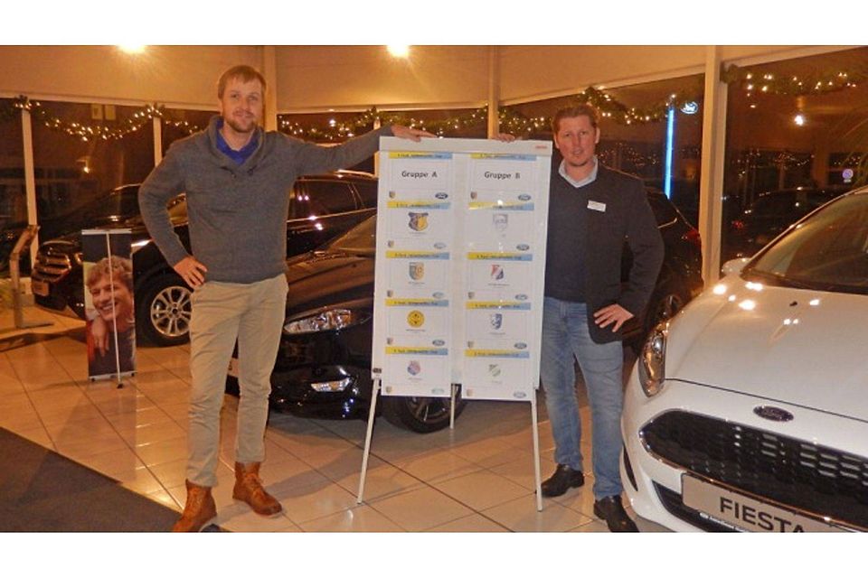 Autohaus-Geschäftsführer Gregor Lorenz (links) und Verkäufer Andreas Kilian (rechts) präsentieren die Gruppen. Foto: privat