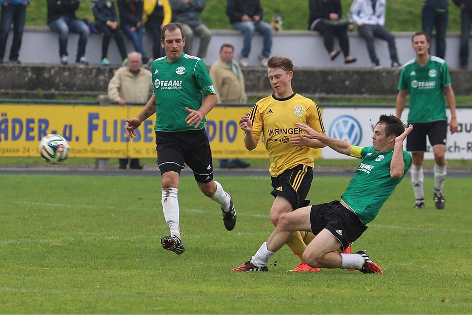 Der SV Plößberg (in Grün) erkämpft sich in Hahnbach einen wichtigen 3:1-Sieg. F: Emmel