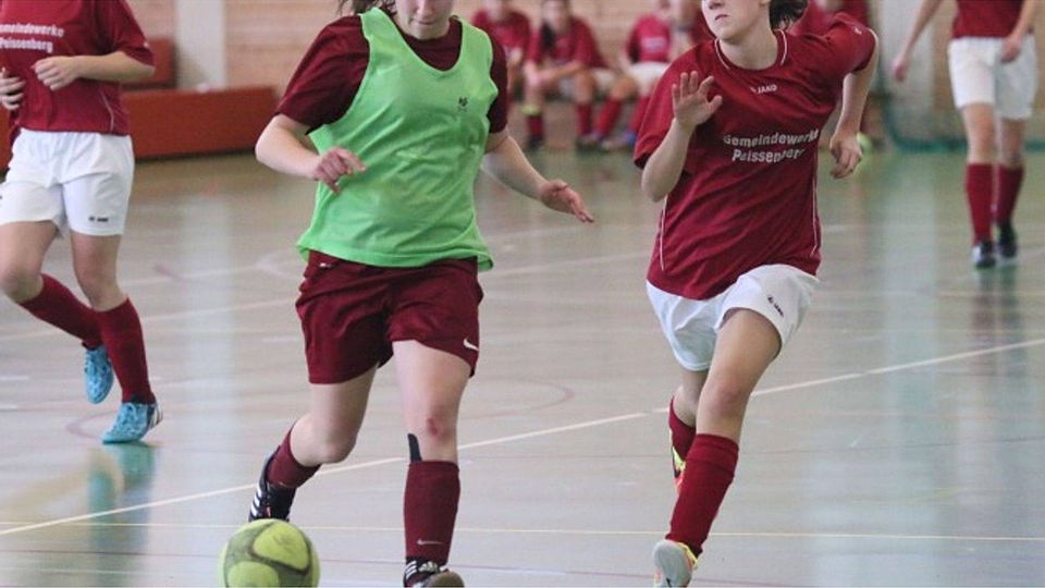 Peitings Fußballerinnen (hier mit grünem Leiberl gegen Peißenberg) veranstalten nach einjähriger Pause wieder ihr großes Hallenturnier. Halmel
