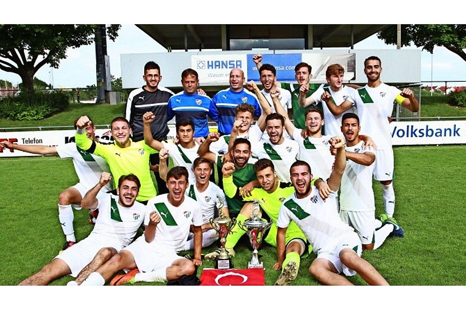 So sehen Sieger aus. Die Junioren von Bursaspor   waren zum ersten Mal in Plattenhardt zu Gast und holten prompt den Pokal. Foto: Yavuz Dural