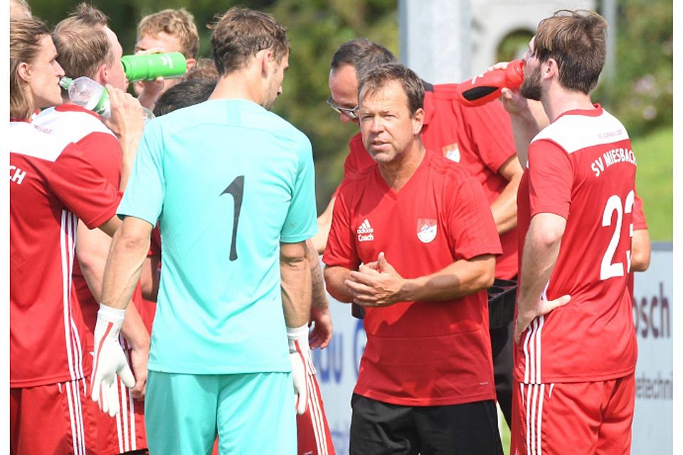 Ein wichtiges Spiel wartet in Polling auf den SV Miesbach um Trainer Sepp Sontheim (2.v.r.). Verzichten muss er allerdings auf Felix Scherer (r.).  Thomas Plettenberg