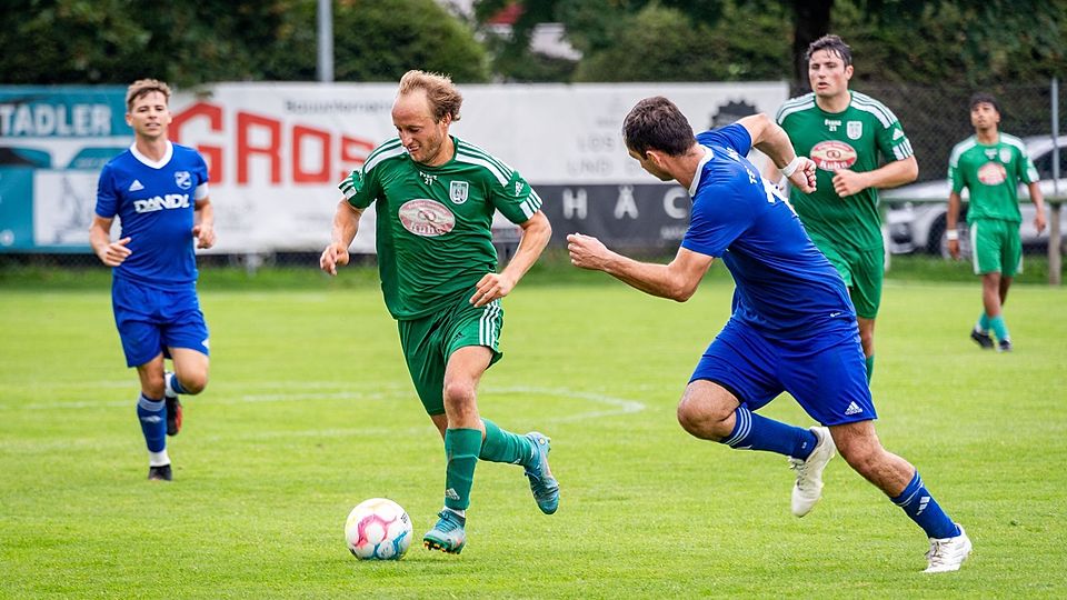 Wichtige Vorarbeit: Nach einer wunderbaren Kombination legte Jakob Gerg (am Ball) das Leder zurück auf Maximilian Freundl, der die Chance zur 1:0-Führung für den TuS nutzte.